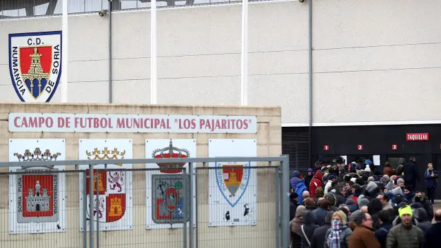Filas en Los Pajaritos para comprar entradas del Numancia-Real Madrid