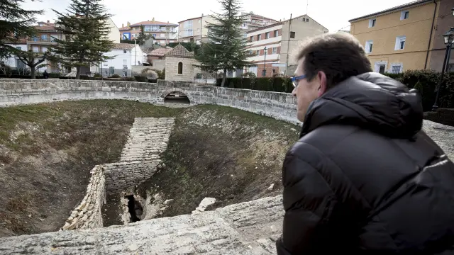 El alcalde de Cella, Joaquín Clemente, observa la fuente de cella, seca antes de Navidad