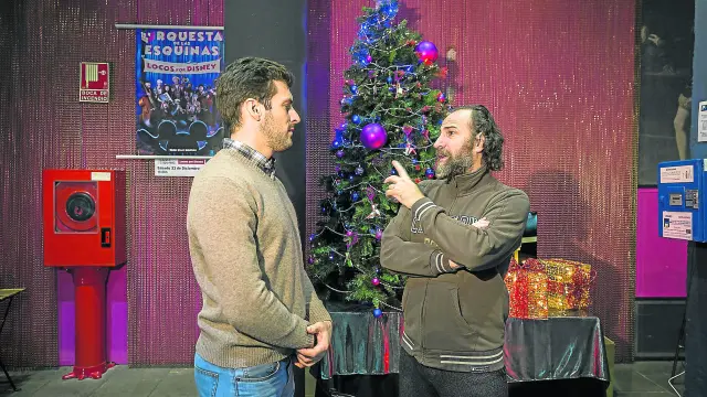 Un encuentro de altura. Carlos Martín, a la derecha, charla con el jugador del Tecnyconta Tomás Bellas, en la cafetería del Teatro de la Esquinas.