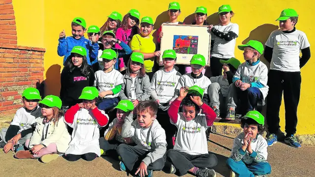 Alumnos del colegio de Villaspesa muestran la acuarela ganadora en el concurso de Fertiberia.
