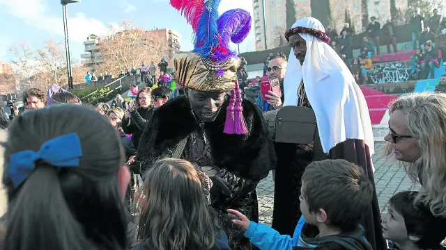 Más de un centenar de niños aguardaron ayer la llegada de los Reyes Magos en el anfiteatro del parque de Las Delicias.