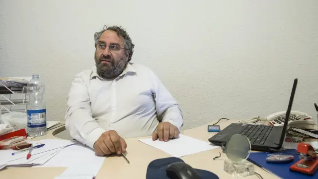 El alcalde de Boquiñeni, Miguel Ángel Sanjuán, en su despacho municipal.