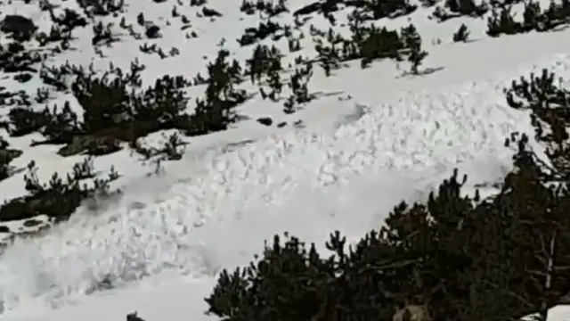 Fotograma del vídeo en el que se ve el deslizamiento de nieve en el pico Salvaguardia.
