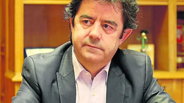El alcalde de Huesca, Luis Felipe, en su despacho durante la entrevista.