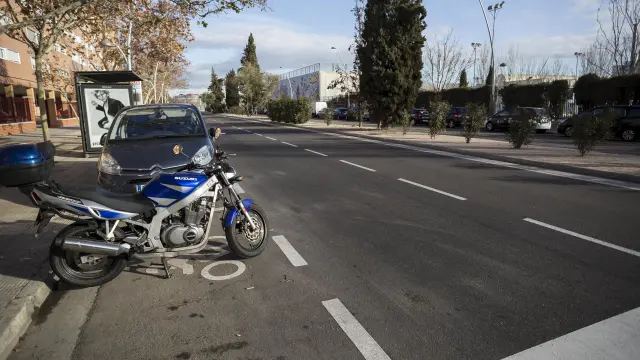 Aparcamiento de motos junto a un paso de cebra, para mejorar la visibilidad, en La Almozara
