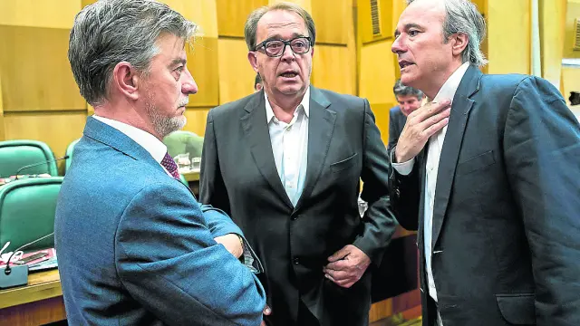 Pedro Santisteve, Carlos Pérez Anadón y Jorge Azcón, en el salón de plenos del Ayuntamiento.