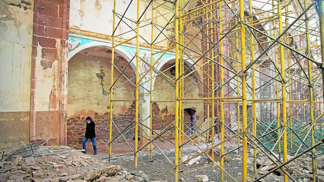 El alcalde de Gotor al fondo, en el interior de la iglesia del convento donde se invertirá una ayuda de urgencia para su consolidación.