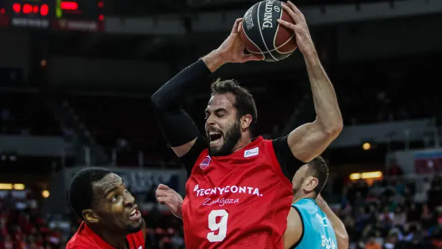 Nikola Dragovic captura con rabia uno de sus 16 rebotes contra Estudiantes.