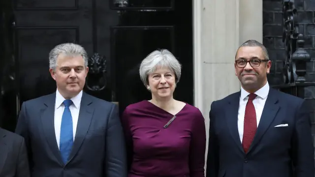 Theresa May junto a Brandon Lewis y James Cleverly.