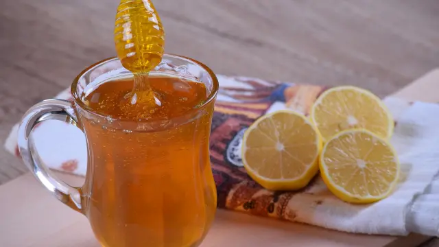 Uno de los remedios más tradicionales consiste en templada con miel y limón.