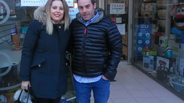 Iván Sanz junto a su pareja en la administración de Lotería de Magallón