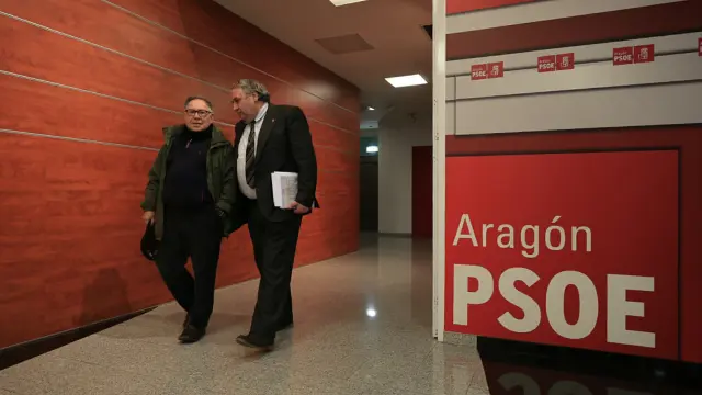 Miguel Ángel San Juan (derecha) en la sede del PSOE Aragón