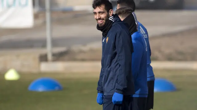 Borja Iglesias, en el entrenamiento de ayer del Real Zaragoza en la Ciudad Deportiva.