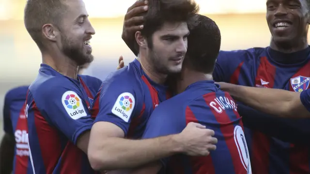 Melero es abrazado por Cucho Hernández, junto a los centrales Pulido y Jair, durante la celebración de un gol de esta temporada.