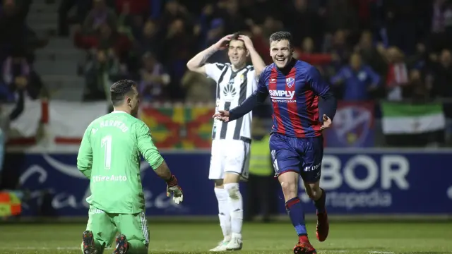 Gallar celebra el 1-0 del Huesca frente al Oviedo.
