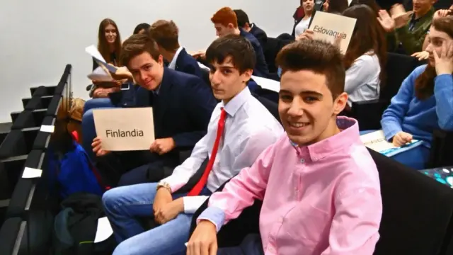 Alumnos del IES Pablo Serrano durante el debate celebrado en la Universidad de San Jorge el curso pasado
