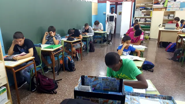 Jugadores de los equipos de fútbol del Programa de Liderazgo Social estudiando en el colegio Santo Domingo de Zaragoza.