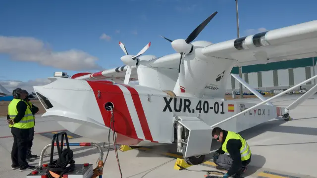 El prototipo del dron para la lucha contraincendios, en la pista del aeropuerto de Teruel.