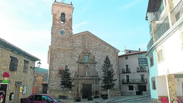 La plaza, con la iglesia parroquial, concentra también la oferta hostelera de la localidad.
