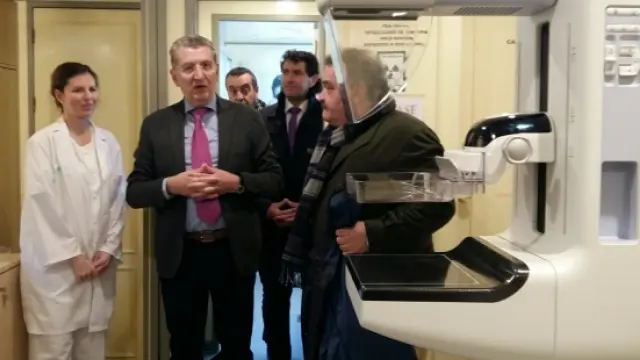 El consejero de Sanidad ha visitado la unidad móvil de Teruel, que incorpora el nuevo mamógrafo