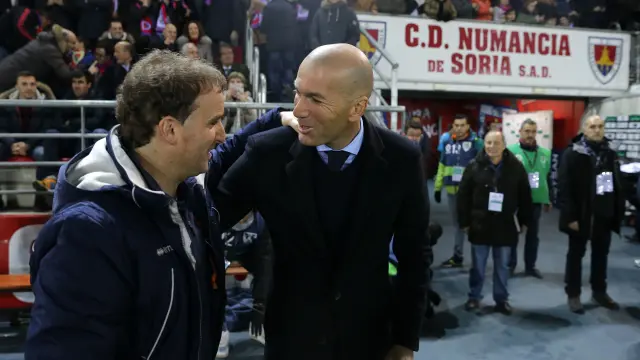 Jagoba Arrasate, entrenador del Numancia, saluda a Zinedine Zidane, técnico del Real Madrid, antes del choque de ida de Copa.