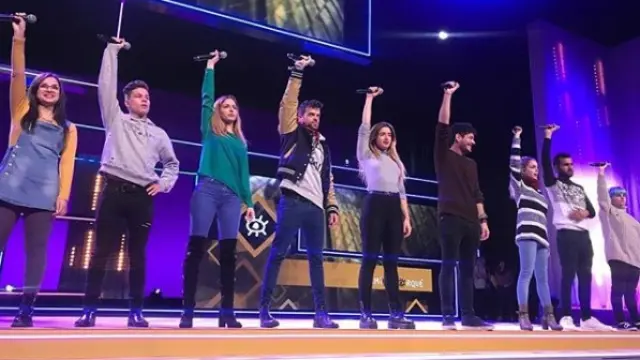 Los nueve concursantes que han abandonado la academia de OT, durante el ensayo de su participación en los premios Forqué en el palacio de Congresos de Zaragoza.