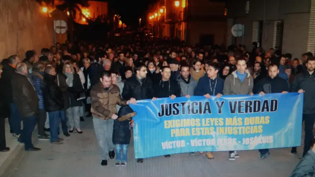 Más de mil personas, en la marcha que recorrió Calanda en recuerdo de Víctor Romero y para pedir explicaciones por el dispositivo montado para capturar a Igor el Ruso.