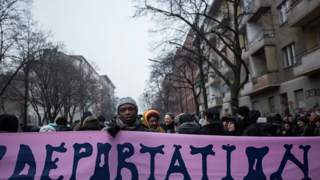 Varias personas protestan en Alemania contra el desalojo de un centro de refugiados autogestionado en el edificio de un antiguo colegio en Berlín.