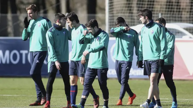 Varios jugadores del Huesca durante un entrenamiento de esta semana.