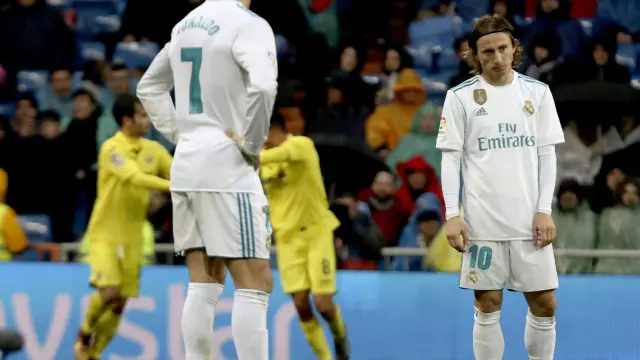 Ronaldo y Modric, cariacontecidos tras el gol visitante.