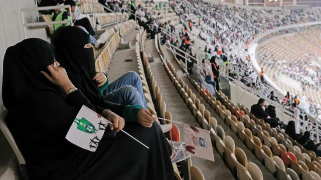 Mujeres saudíes, en un estadio de fútbol.