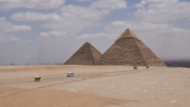 Pirámide de Keops y Kefrén en la meseta de Guiza.