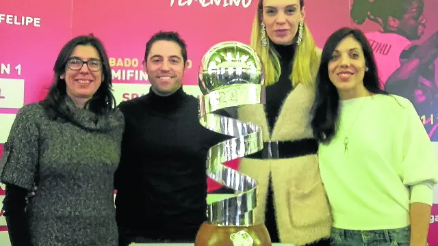 Pilar Valero, Víctor Lapeña, Luci Pascua y Cristina Ouviña -de izquierda a derecha- posan con el trofeo