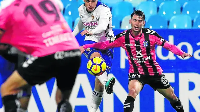 Pombo intenta un disparo en el partido contra el Tenerife.