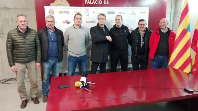Nolasco junto al presidente Pachi Giné, el director deportivo Dani Ibáñez y otros miembros de la directiva en el acto en que se ha anunciado la renovación.