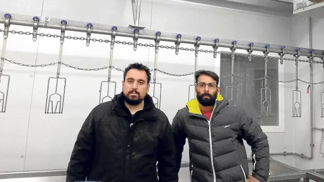 Los dos socios, Mario Azón y Carlos Porta, en las instalaciones de su matadero.