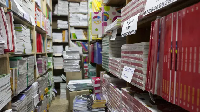 Libros de texto almacenados en una librería de Zaragoza para la campaña escolar