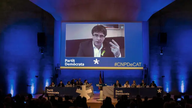 Carles Puigdemont (c), interviene durante el consell nacional del partido en plena polémica por su investidura a distancia, que ERC aún no ha garantizado