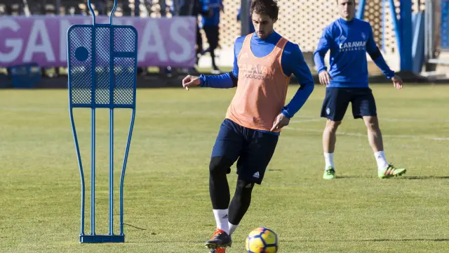 Íñigo Eguaras, en un entrenamiento del Real Zaragoza.