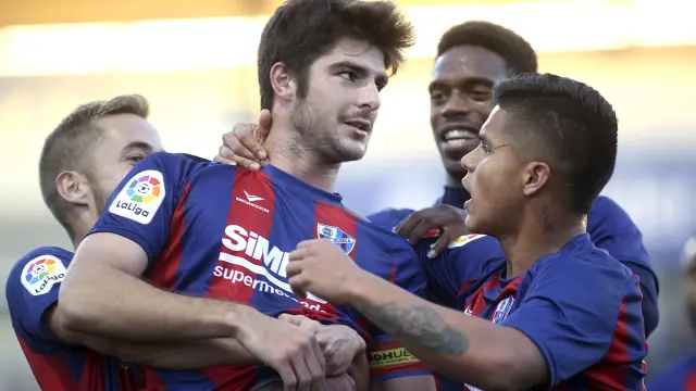 Varios jugadores del Huesca celebran uno de los 22 goles que ha anotado en casa en lo que va de curso.