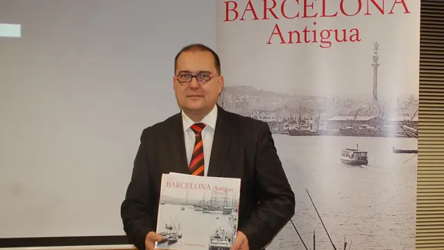 Salvador Trallero posa con un ejemplar de su último trabajo, 'Barcelona Antigua'.
