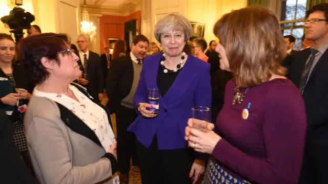 La primera ministra británica, Theresa May, en el acto de este miércoles en reconocimiento del legado de Joe Cox.