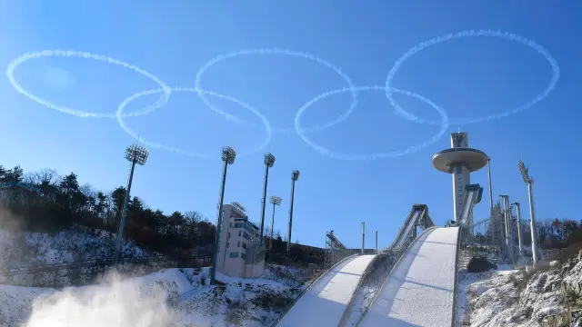 Instalaciones olímpicas de los saltos de esquí en PyeongChang.