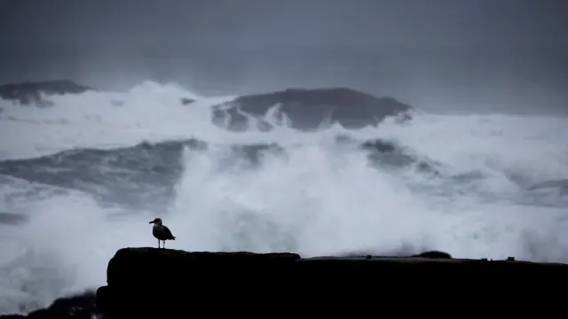 Las olas rompen contra las rocas en La Coruña