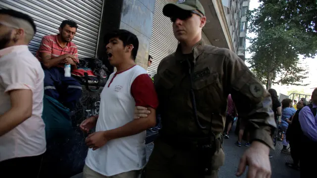 Uno de los estudiantes detenidos durante las protestas