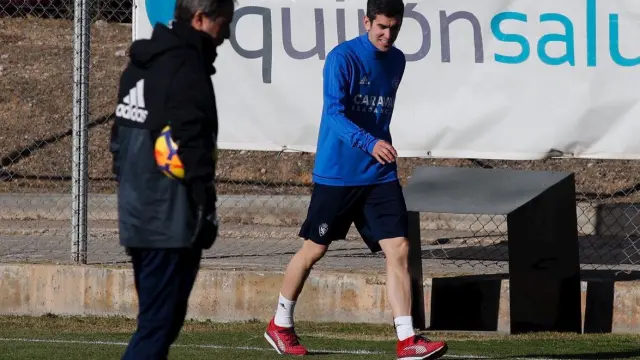 Jesús Alfaro, nuevo fichaje del Real Zaragoza, pasa por delante de Natxo González en su primer entrenamiento como jugador blanquillo.