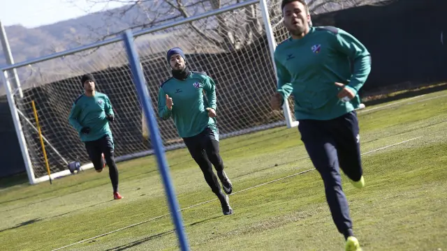 Álvaro Vadillo, en el centro, regresaba a los entrenamientos este lunes, pero el miércoles se veía obligado a parar.