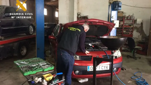 La Guardia Civil detecta un taller ilegal de reparación de automóviles en la Hoya de Huesca.