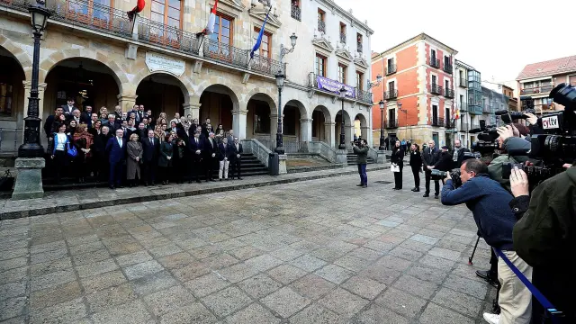 Foto de familia de la inauguración del congreso "Think Europe Compromiso 2030. Soria", en la plaza Mayor de la capital soriana.