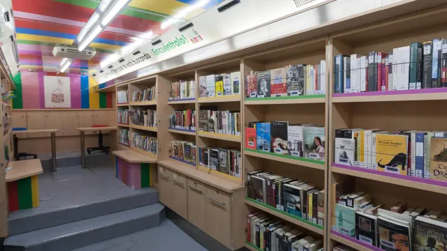 Interior del bibliobús de Zaragoza